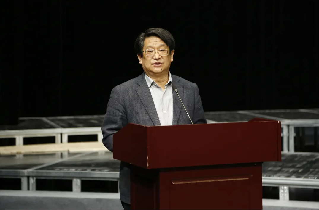 ▲中国煤矿文工团党委书记刘中军介绍音乐诗剧《青山风骨》创作情况