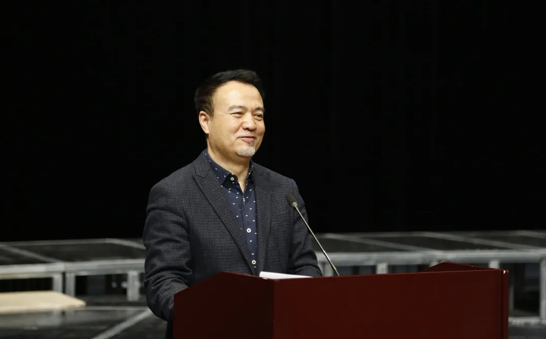 ▲中国煤矿文工团副团长何利山主持会议
